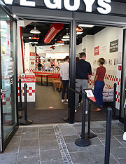 Stolz ist man im Five Guys auf all die positiven Kritiken der letzen Jahre (©Foto: Martin Schmitz)